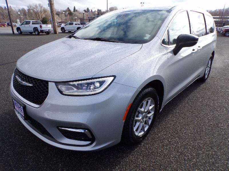 Used 2024 Chrysler Pacifica Touring L Vans
