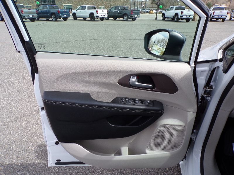 2024 Chrysler Voyager