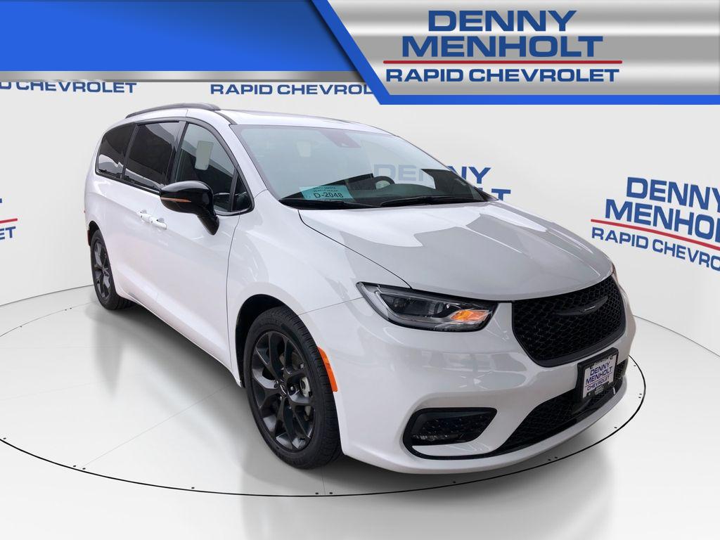 Used 2025 Chrysler Pacifica Limited Vans