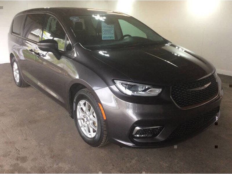 Used 2023 Chrysler Pacifica Touring L Vans