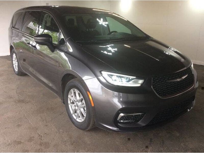 Used 2023 Chrysler Pacifica Touring L Vans