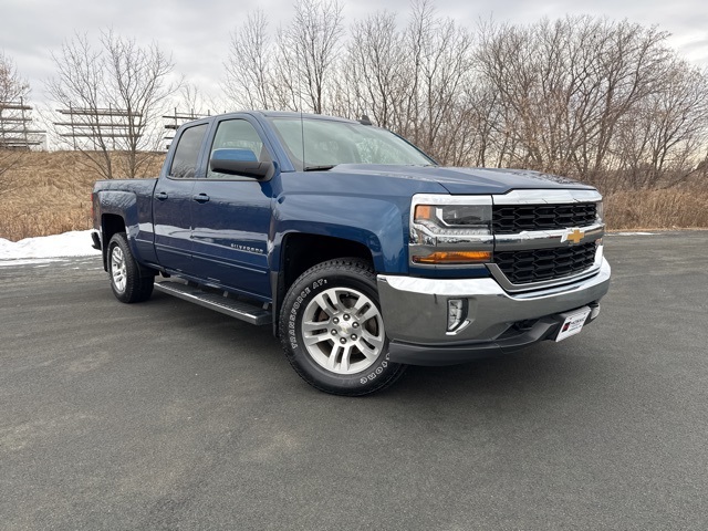 Used 2017 Chevrolet Silverado 1500 LT with VIN 1GCVKREC3HZ305989 for sale in Zumbrota, MN