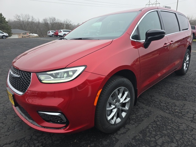 2026 Chrysler Pacifica photo 2