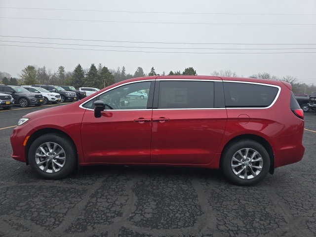 2026 Chrysler Pacifica photo 3