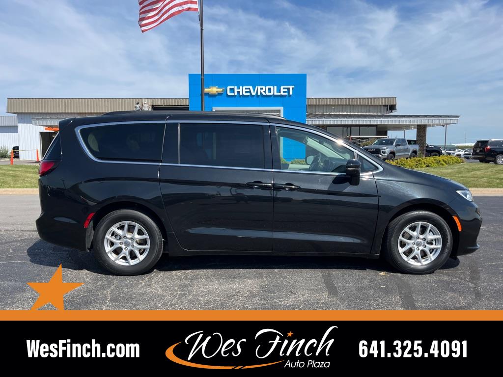 Used 2022 Chrysler Pacifica Touring L with VIN 2C4RC1BG3NR152141 for sale in Grinnell, IA